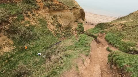 I have to go down here to get to the beach. Let's do it .