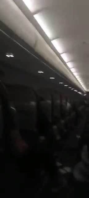 ¡Viaje de terror! Avión aterrizó sin un motor y con parabrisas roto