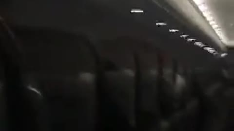 ¡Viaje de terror! Avión aterrizó sin un motor y con parabrisas roto