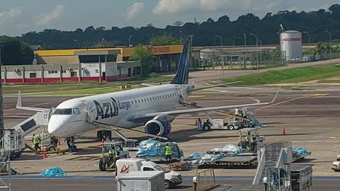 Embraer 195 PR-AXW receiving products from Zona Franca de Manaus