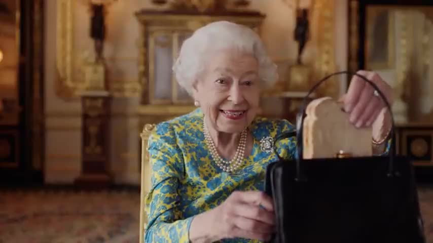 Queen Elizabeth meets Paddington: tribute