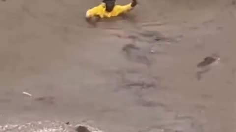 Video shows construction worker working in Flooded New York City after intense rain