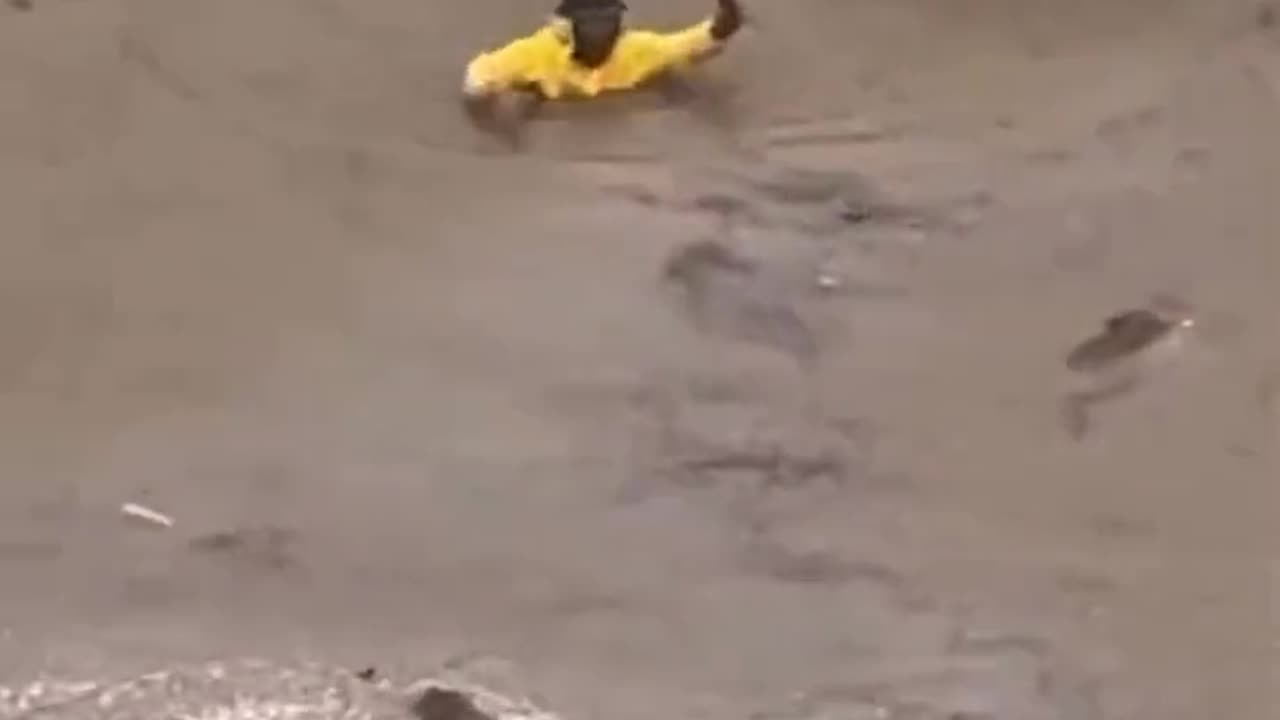 Video shows construction worker working in Flooded New York City after intense rain