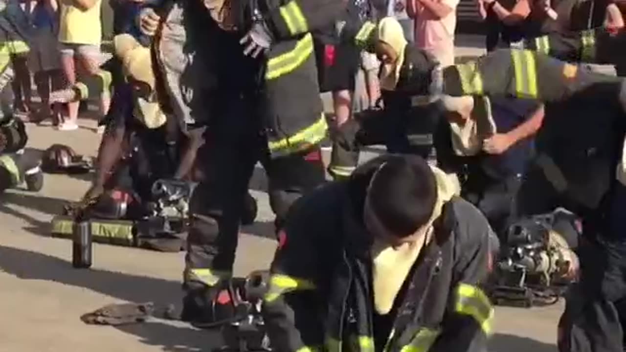 Donning Fireman Gear Under 60 Seconds 👩‍🚒👨‍🚒 🚒👏👍