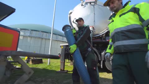 Fermenterreinigung in Biogasanlage mit Saugbagger