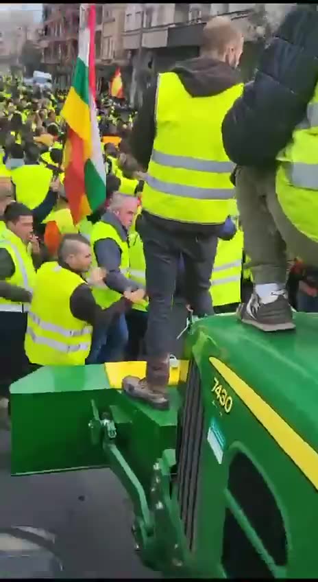 BREAKING: Spanish farmers have expelled the police from a protest in Logrono.