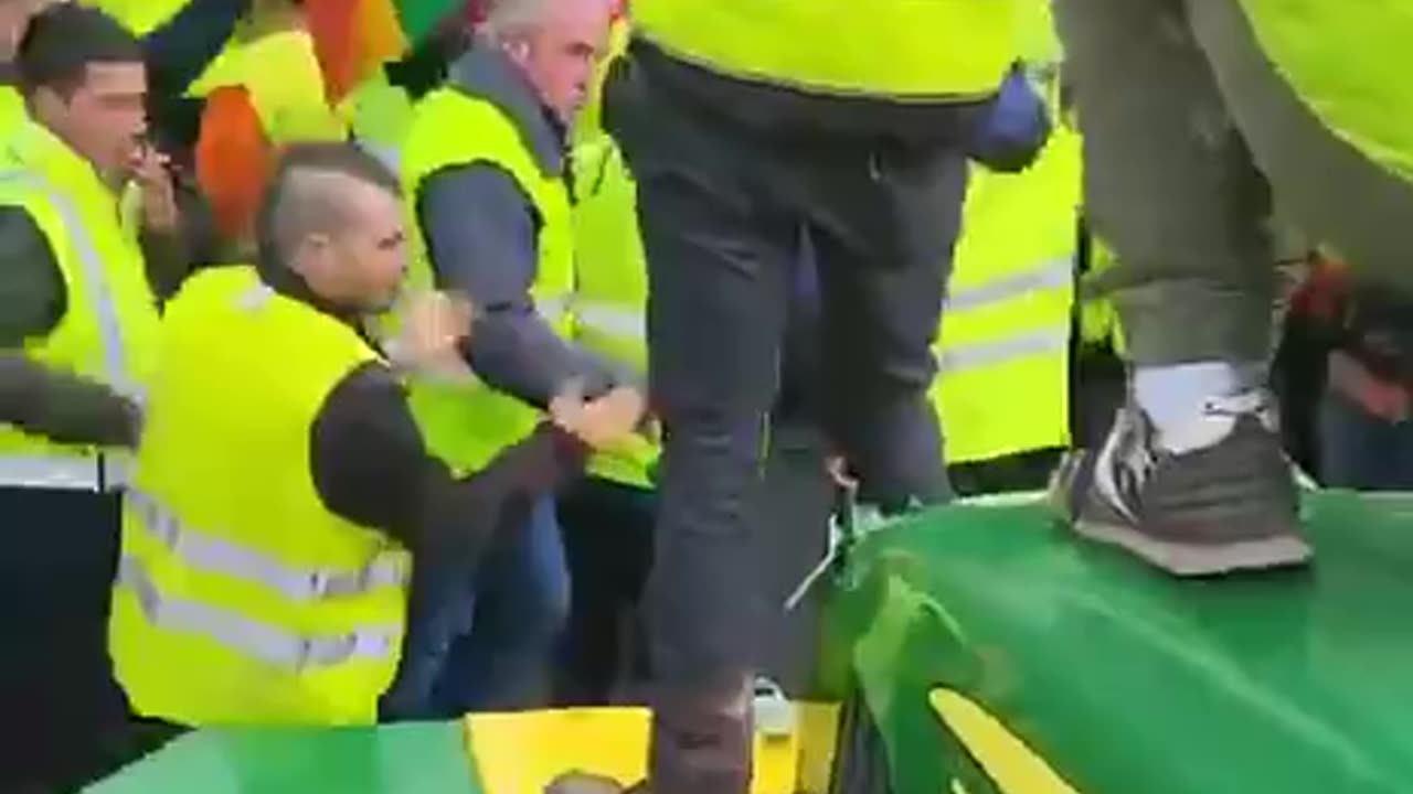 BREAKING: Spanish farmers have expelled the police from a protest in Logrono.