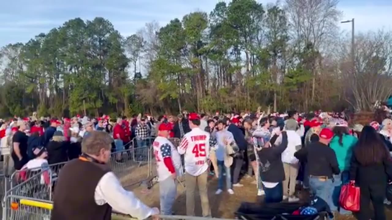 Huge Crowds Chant for Trump in South Carolina