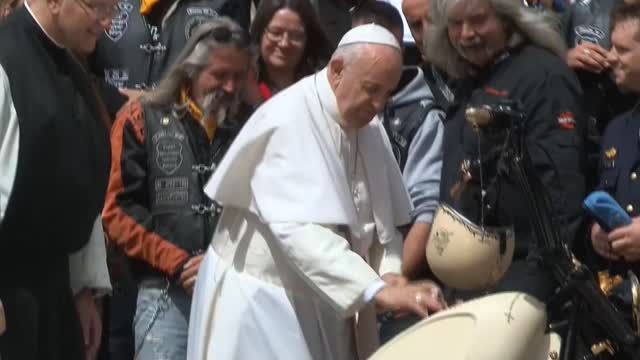 El papa estampó su firma en una Harley Davidson y en camisetas de fútbol