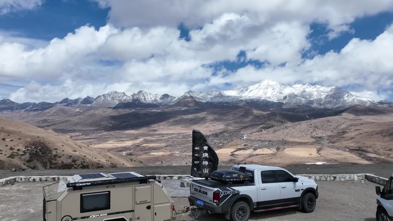 Tibet’s beautiful scenery, pollution-free sky and air, and a herd of cattle roaming freely