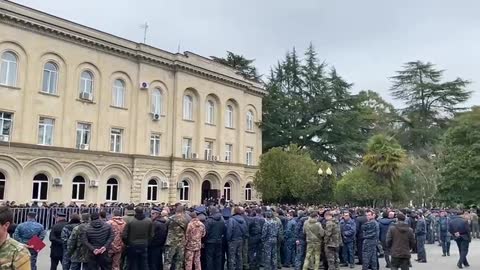 В Абхазии комплекс правительственных зданий оцеплен сотрудниками правоохранительных органов