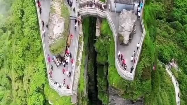 Listen to the natural stories and appreciate the wonders of Huangshan