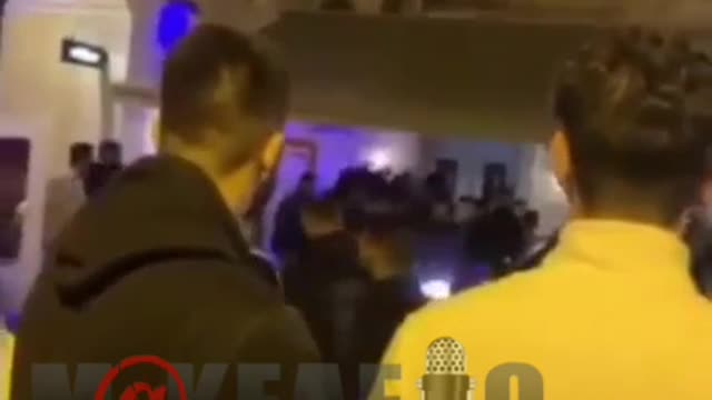 Αμάξι σε μαγαζί