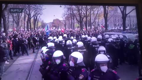 Vienna 20/11/21: Police are not standing with the people, intimidation & provocation.