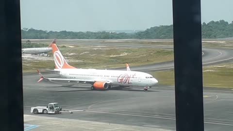 Boeing 737-800 PR-GUP faz seu pushback antes de decolar de Manaus para Boa Vista