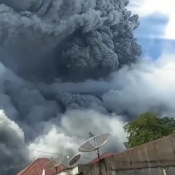 Volcanic eruption in northern Indonesia !