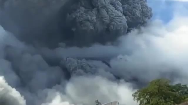 Volcanic eruption in northern Indonesia !