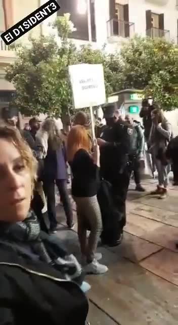 Malageños hacen fila para que les tomen multa por no usar bozal (Covid 19)
