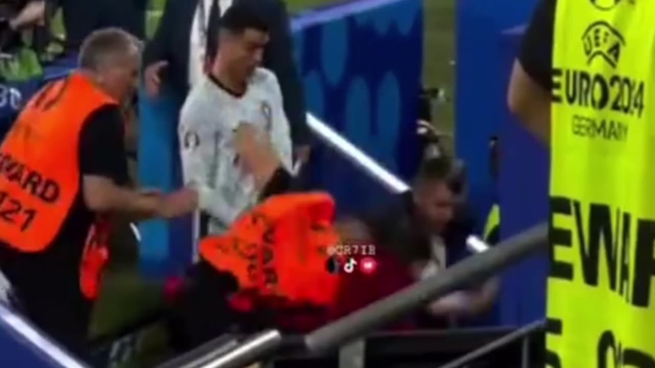 Videoja e tifozit që tenton ti hidhet sipër Kristiano Ronaldos