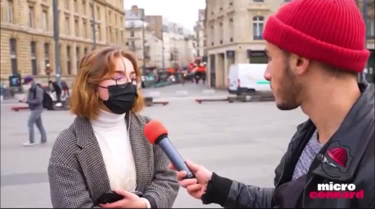 3 doses, elle a le covid, elle a le masque dans la rue, elle veut la vaccination