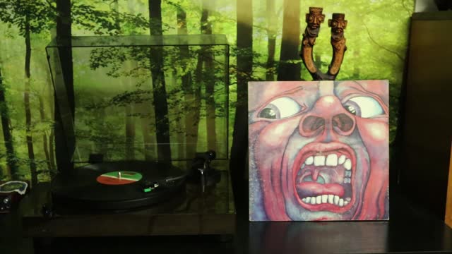 King Crimson - In The Court of The Crimson King (1969) - Full Album Vinyl rip