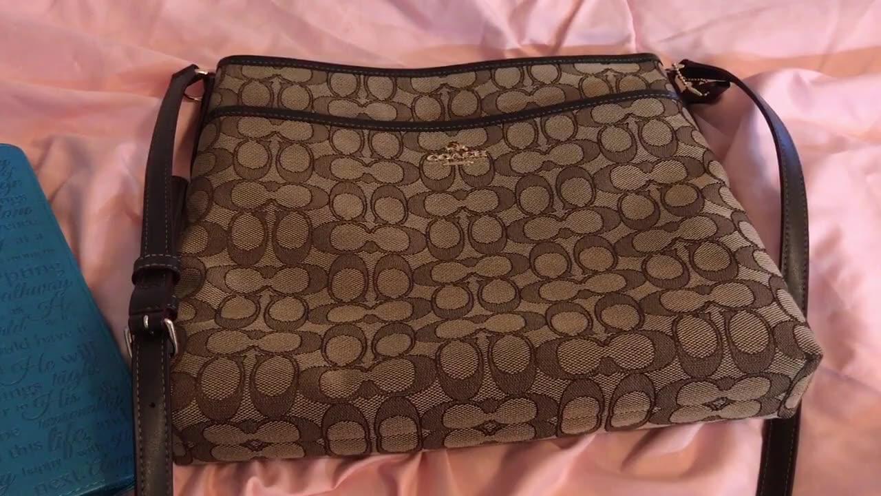 Coach signature crossbody file bag. My go to crossbody purse. Quick review & what's in my bag.