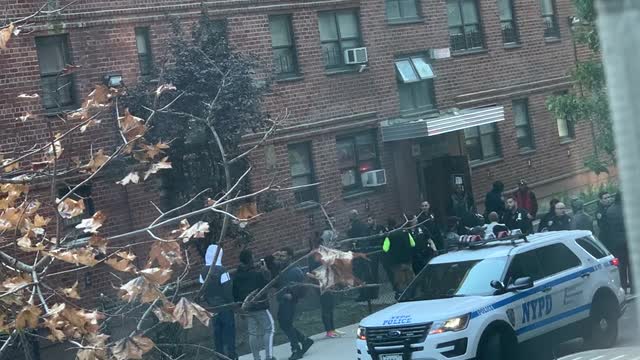 NYC Police Arrive at Scene of Gun Shot, Angry Crowd