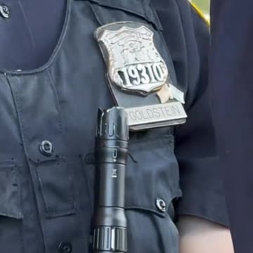 The NYPD officer seen wearing the israeli flag pin is in fact, an IOF soldier.