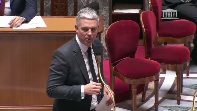 Scène surréaliste à l'Assemblée nationale