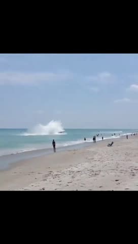 That's actually crazy !well done to pilot for not injuring a single person including himself👏🔥👏😮