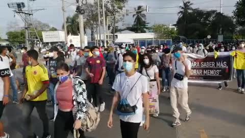 Marcha pacífica atraviesa Base Naval