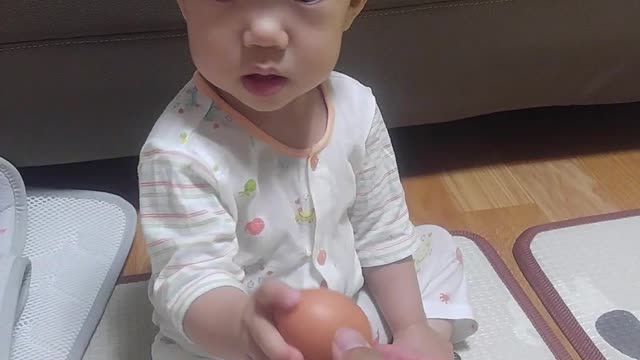 Please peel the egg, dad.