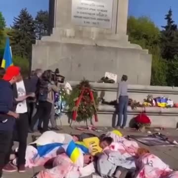 Statečný Polák pokládá květiny k pomníku rudoarmějců ve Varšavě