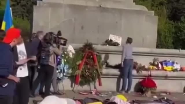 Statečný Polák pokládá květiny k pomníku rudoarmějců ve Varšavě