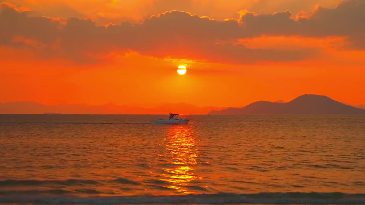 Enjoy the morning glow on the sea and share it with you