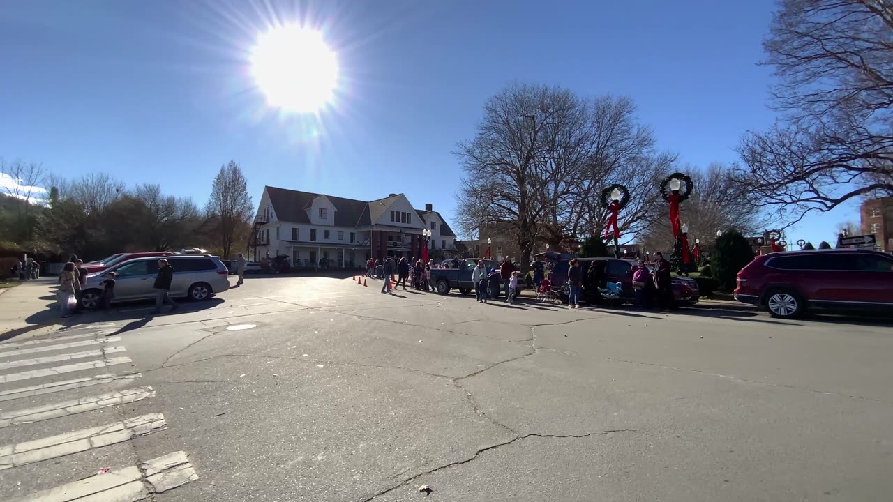 NW NC at The Treehouse 🌳 12/7/24 50°F and sunny. Burnsville North Carolina Christmas Parade ❤️✝️🎅