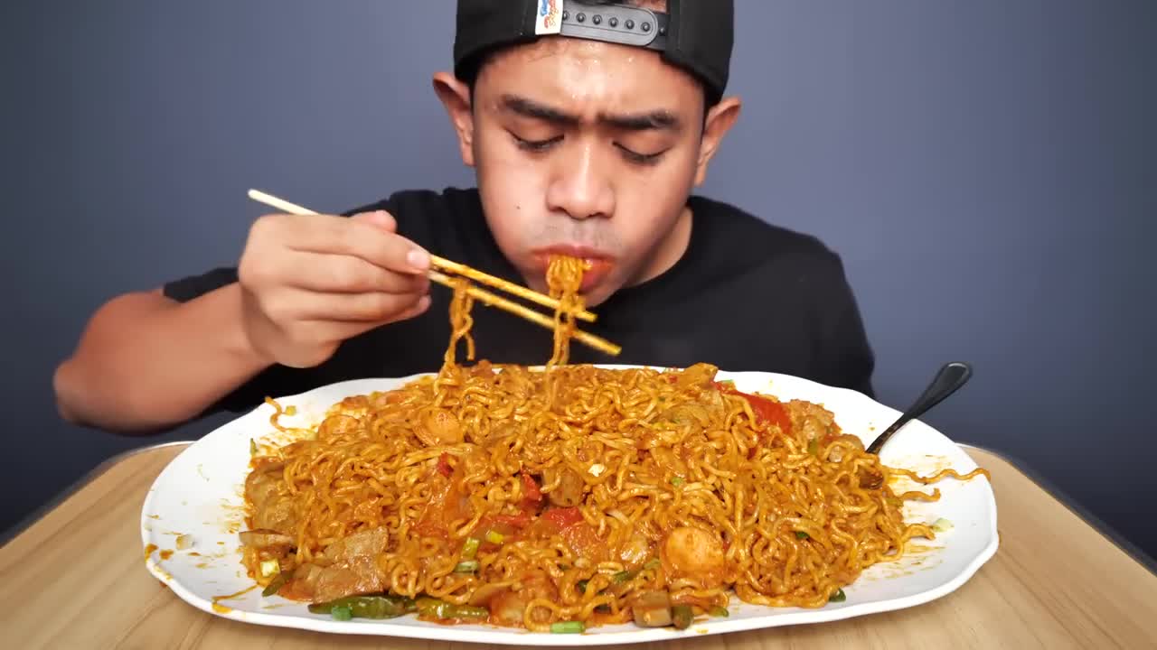 MUKBANG SEBLAK Noodles in Aceh, Cayenne Pepper, Sausage and Kanzler Meatballs!!