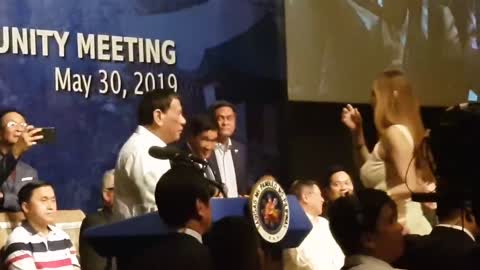 Duterte kisses four women