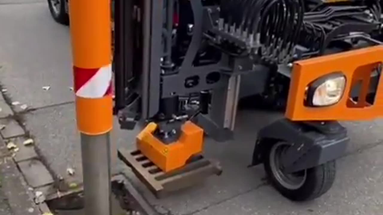 Automatic telescopic suction machine for an almost instant cleaning of a gutter