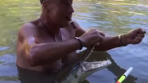 Alligator Gar almost bites Russian