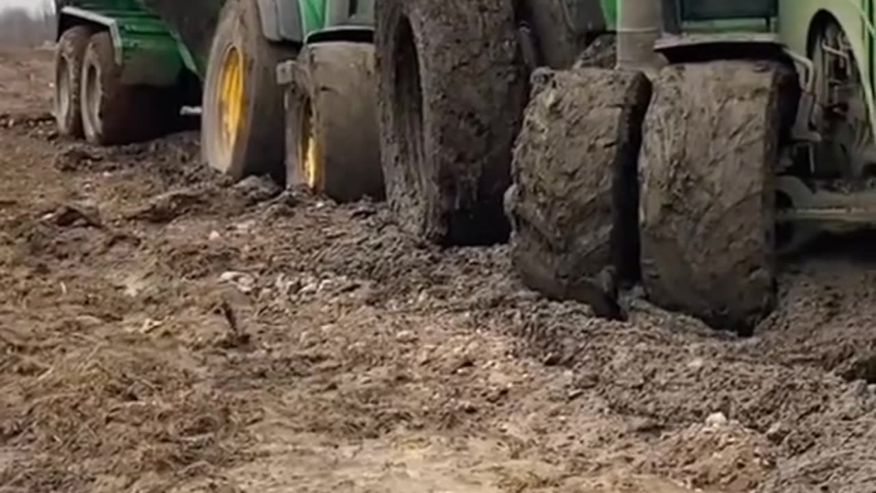 tractors stuck, machines accelerating (48)