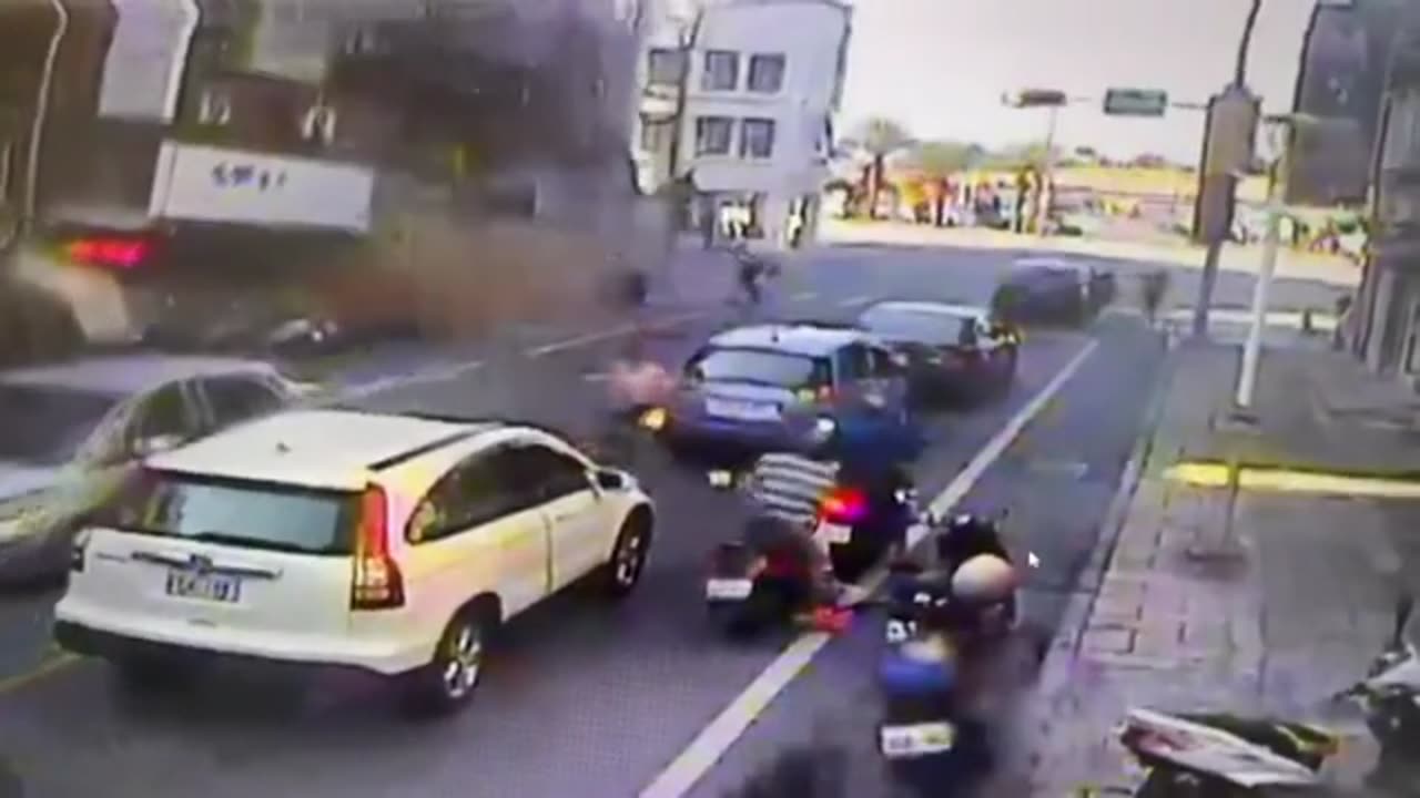 Momenti kur tërmeti shemb pallatin 10-katësh në Tajvan, njerëzit të alarmuar