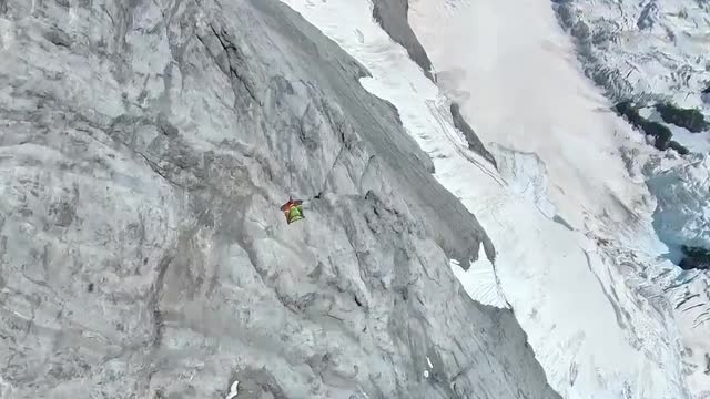 Wingsuit flyers