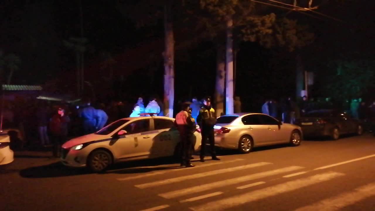 В эти минуты у госдачи Аслана Бжания