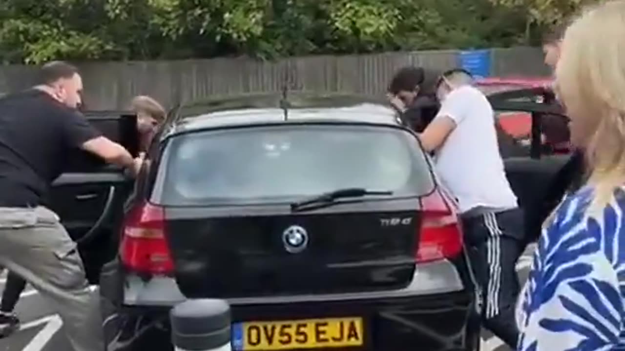 Bystanders foil brazen supermarket shoplifting raid