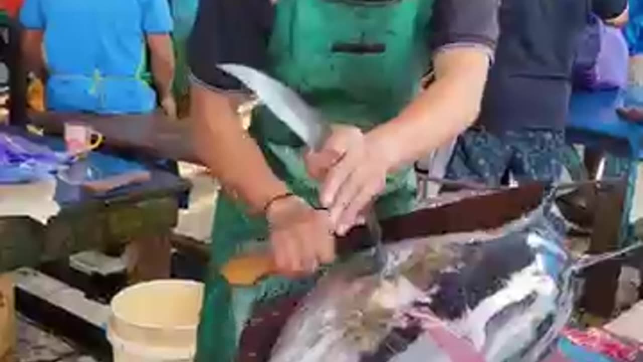 Amazing skill cutting tuna