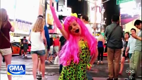 ▶ EXTRAIT-RQ + LIENS parus (23 oct 22) : The 11-year-old trailbazing drag kid Desmond.