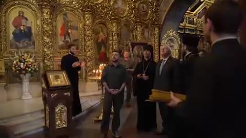 Britský premiér Boris Johnson v doprovodu Zelenského si v Kyjevě prohlédl i tabla mrtvých ukrajinců