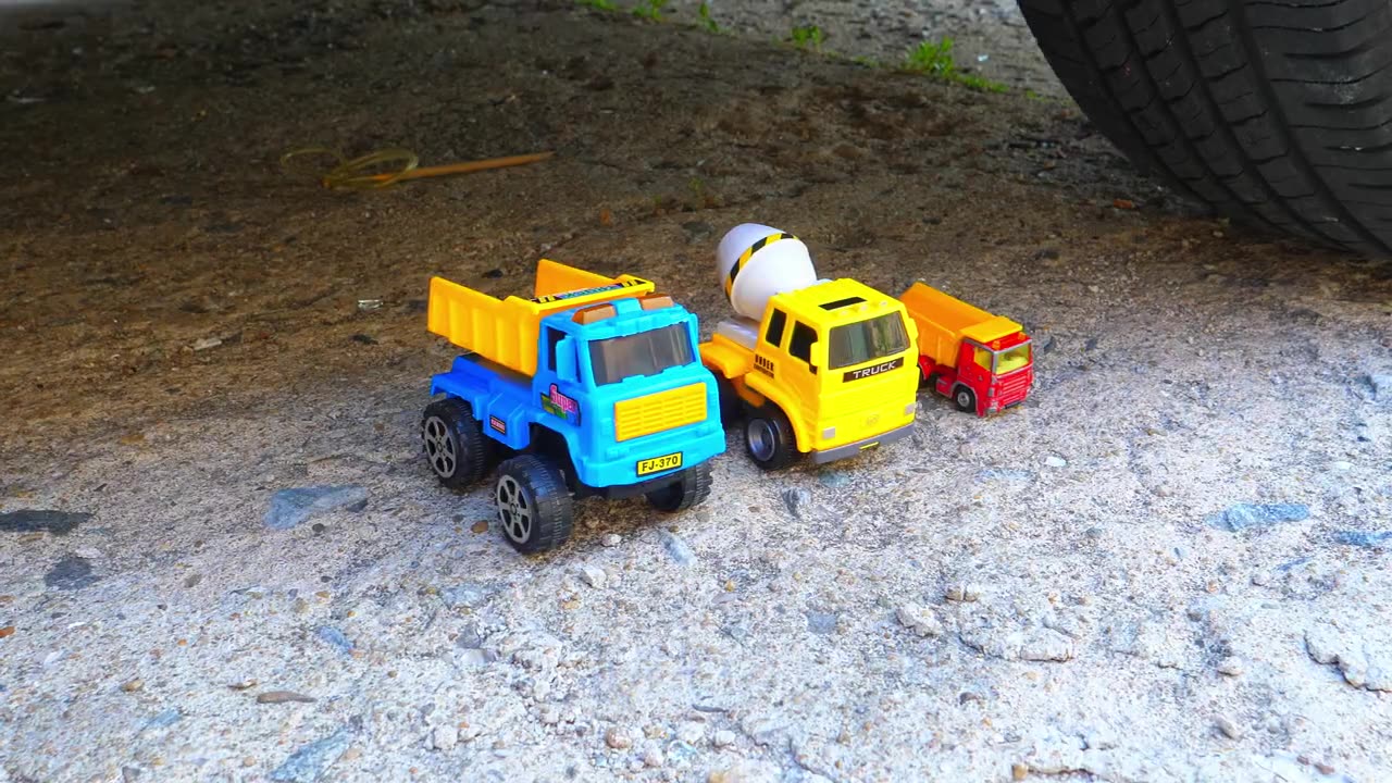 Car Experiment #16 Crushing Crunchy & Soft Things by Car! #carcrushing #carcrushingthings #mamacitas