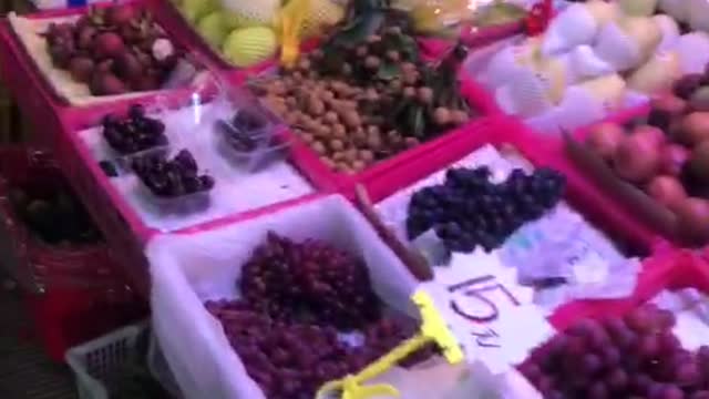 China's rich fruit market